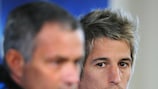 Fábio Coentrão mira a José Mourinho en rueda de prensa
