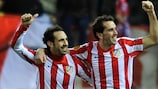Juanfran (derecha) celebra un tanto del Atlético