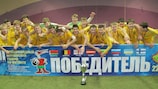 A selecção Sub-17 da Ucrânia festeja a vitória no torneio de Minsk