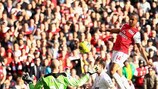Theo Walcott marca o seu primeiro golo no triunfo do Arsenal sobre o Tottenham