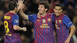 Lionel Messi jubelt mit Andrés Iniesta und Pedro Rodríguez über eines seiner fünf Tore