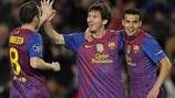 Lionel Messi (ao centro) festeja com Andrés Iniesta e Pedro Rodríguez a caminho de marcar cinco golos