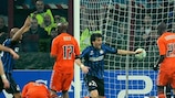 Diego Milito esulta dopo il gol del momentaneo 1-0 per l'Inter