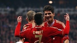 Mario Gomez (à direita) é felicitado pelos companheiros de equipa do Bayern, Franck Ribéry e Arjen Robben