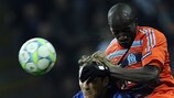 Souleymane Diawara se impone al delantero del Inter Diego Forlán en un balón aéreo