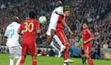 Alou Diarra disputa um lance com Jérôme Boateng