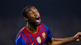 Seydou Keita celebra un gol con el FC Barcelona