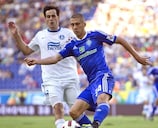 Евгений Хачериди (в синем) не сможет помочь киевлянам в первом матче с "Фейеноордом"