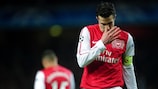 O capitão do Arsenal, Robin van Persie, mostra a sua frustração
