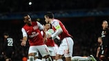 Theo Walcott celebra el tanto de penalti de Robin van Persie que daba el 3-0 al Arsenal
