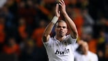 Pepe aplaude os adeptos depois da vitória do Real Madrid por 3-0 sobre o APOEL