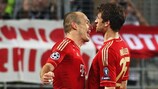 Arjen Robben (à esquerda) comemora o seu golo com Thomas Müller