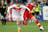 La centrocampista Leyla Güngör (izquierda) pugna ante una rival suiza a principios de año