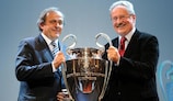 Michel Platini entrega o troféu da UEFA Champions League a Christian Ude