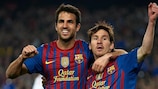 Lionel Messi (à direita) festeja com Cesc Fàbregas após marcar o primeiro golo do Barcelona