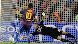 Lionel Messi anota el primero de sus dos penaltis en el Camp Nou