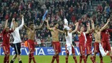 Os jogadores do Bayern agradecem o apoio dos adeptos após o apito final