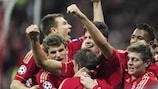 Mario Gomez festeja o golo da vitória do Bayern