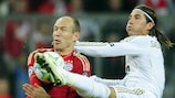 Sergio Ramos (à direita) tenta levar a melhor sobre Arjen Robben, do Bayern, durante o embate de Munique