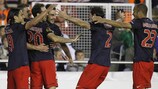 L'Atlético festeggia il gol di Adrián López al Mestalla