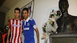 Il capitano dell'Athletic Andoni Iraola insieme a quello dello Schalke Raúl González