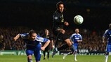 Frank Lampard libera sotto la pressione di Thiago Alcántara