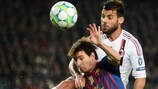 Antonio Nocerino tenta levar a melhor sobre Lionel Messi num dos jogos dos quartos-de-final da época passada