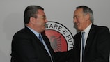 El presidente de la FSHF Armand Duka (izquierda) con su homólogo italiano, Giancarlo Abete, tras la firma del acuerdo