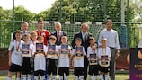 Niños posan con sus medallas después del Torneo del Fútbol Base disputado en el Tineretului Park