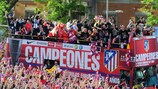 O Atlético desfila o troféu da UEFA Europa League pelas ruas de Madrid