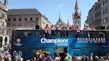 Los aficionados, con el trofeo en Múnich
