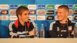 Philipp Lahm (izquierda) y Bastian Schweinsteiger se mostraron muy relajados durante la rueda de prensa previa a la final