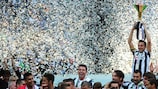 Alessandro Del Piero ergue o troféu da Serie A pela Juventus