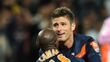 Olivier Giroud abraça Suleyman Camara após o primeiro golo do Montpellier