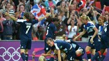 Gran Bretaña celebra un gol de Stephanie Houghton en Wembley ante Brasil