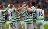 Les joueurs du Celtic félicitent Gary Hooper suite à son égalisation