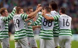Los jugadores del Celtic felicitan a Gary Hooper, autor del gol del empate ante el HJK