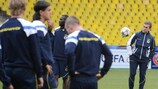 Aykut Kocaman organise l'entraînement du Fenerbahçe avant le barrage aller