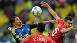Rafael Carioca e Diniyar Bilyaletdinov dello Spartak contendono il pallone a Mehmet Topuz del Fenerbahçe