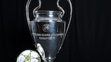Le trophée de l'UEFA Champions League et le ballon de match