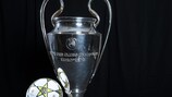 Der Pokal der UEFA Champions League und ein Spielball