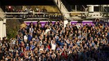 Los aficionados del HJK animan a los suyos durante un igualado segundo periodo