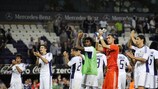 Os jogadores do Anderlecht são aplaudidos pelos seus adeptos depois da vitória concludente na primeira mão
