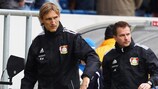 Sascha Lewandowski (à direita) e Sami Hyypiä assumiram o comando da equipa em Abril