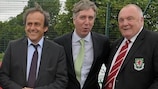O novo presidente da FAW, Trefor Lloyd Hughes (à direita), num evento da UEFA com o director-executivo da Federação irlandesa, John Delaney
