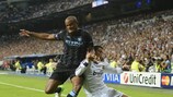 El autor del gol del triunfo, Cristiano Ronaldo, lucha por un balón con Vincent Kompany durante el duelo entre ambos equipos en septiembre