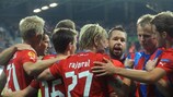 Os jogadores do Viktoria Plzeň festejam um dos golos do triunfo que somaram sobre a Académica de Coimbra na UEFA Europa League em 2012/13
