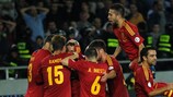 Los jugadores de España abrazan a Roberto Soldado tras marcar frente a Georgia su primer gol oficial con España