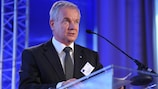 František Laurinec, presidente do Comité de Estádios e Segurança da UEFA e membro do Comité Executivo da UEFA, fala na conferência