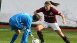 La jugadora del Sparta Markéta Ringelová pugna con la del Sarajevo Amira Spahić